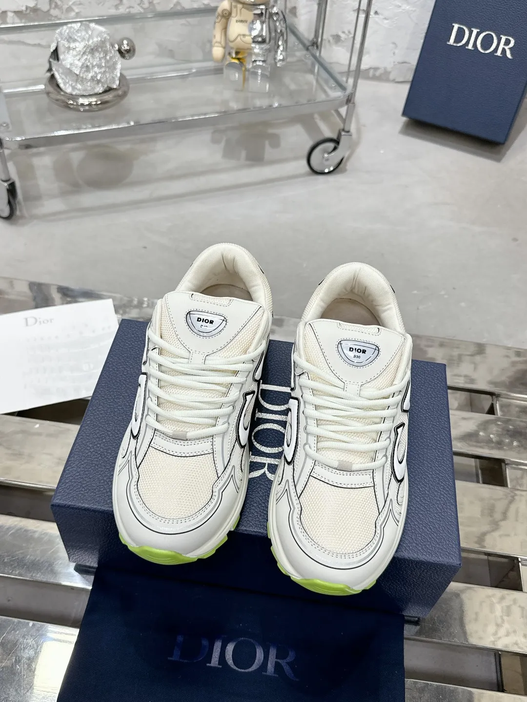 Men's men's shoes 💰600❤️❤️❤️High version Dior Dior's latest color matching B30 series reflective dad sneakers original 17380💰 purchased for development and production Brand new B30 sneakers Dad Shoes style shoes that follow the trend of the retro market The Dior logo on the tongue also indicates that this pair of shoes is the B30 model! B30 uses fine-textured leather and mesh cloth materials to form a shoe body. There are conspicuous letters CD on both sides of the shoe body to indicate identity. Many lines on the shoe body outline details to make the shoes look less monotonous and full of retro flavor. The delivery counter is exquisitely packaged🛍📦 ▪️Fabric: Original customized technical fabric + mesh ▪️Inner lining: Customized breathable lining ▪️Outsole: Original molded IP foam + TPU outsole ▪️Sole thickness: 3.5CM ▪️Size: Women’s size 35-40 / Men’s size 39-46